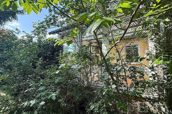 Gebäude mit Wintergarten