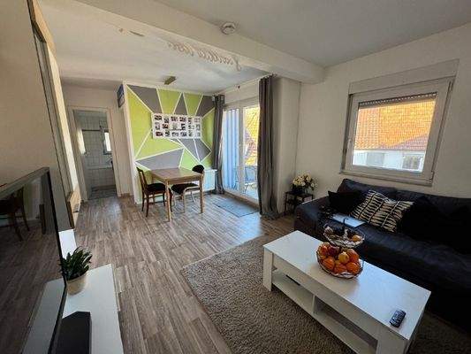 DG 1_ Wohnzimer mit Blick zum Esstisch+Balkon