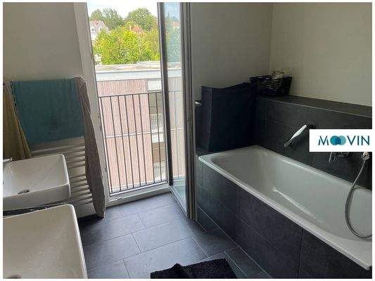 Ansicht I: Badezimmer mit Dusche und Wanne