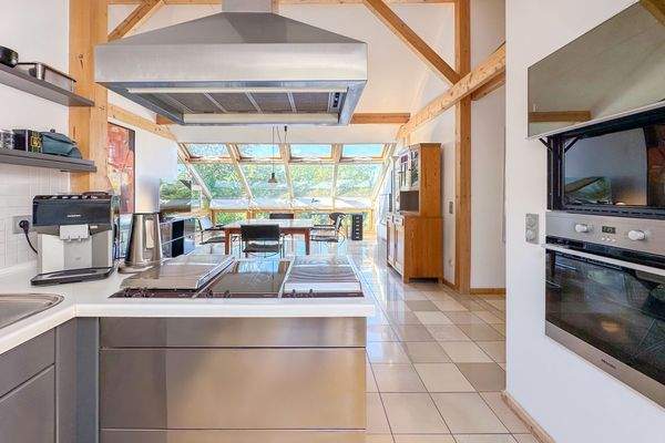 Helle Küche für gesellige Runde