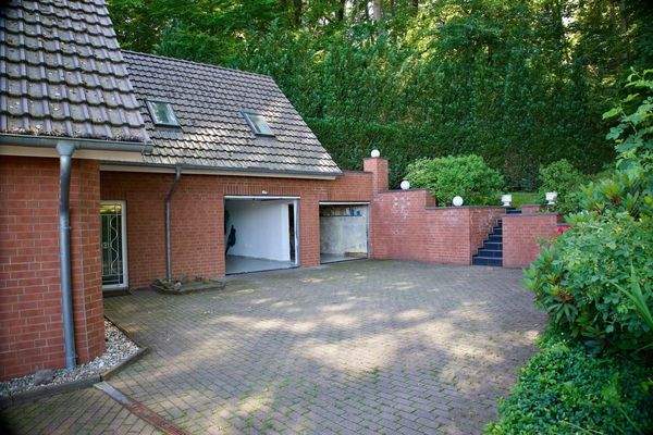 Einfahrt zu den Garagen