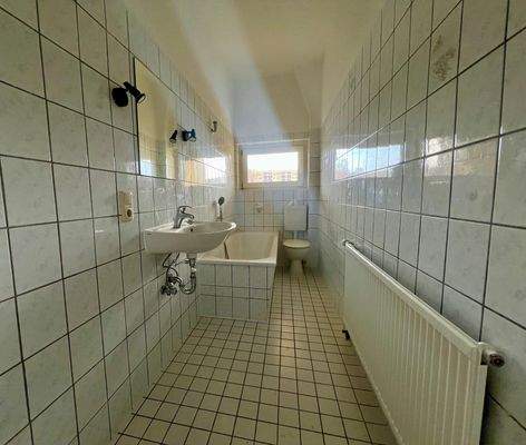 Badezimmer_Virchowstraße_15_2.OG_rechts.jpg