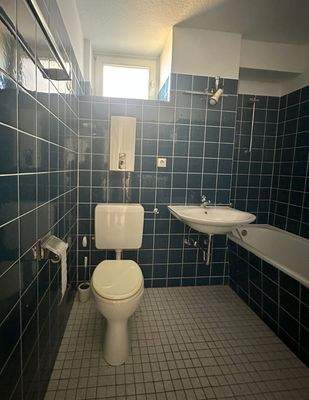 Bad mit Wanne und Fenster