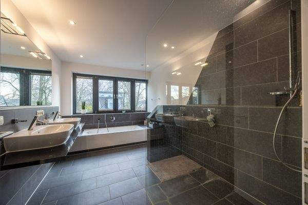 Tageslichtbadezimmer (OG)