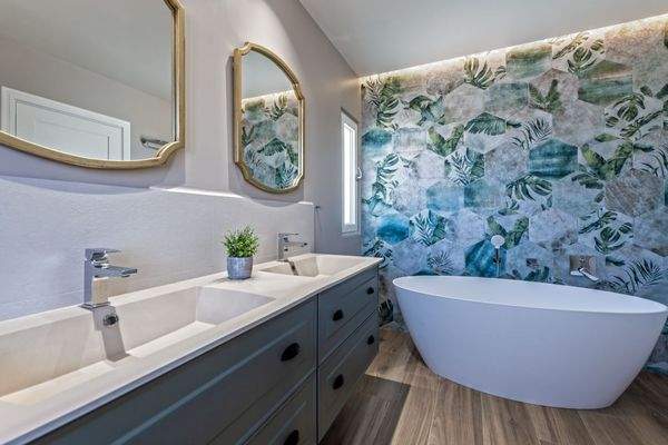 Suite bathroom in master bedroom in villa in Palmanova