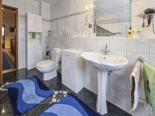 Badezimmer im Obergeschoss