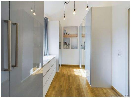 Ankleidezimmer mit Fenster