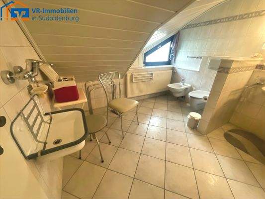 Bad mit angrenzendem kleinen Schlafzimmer