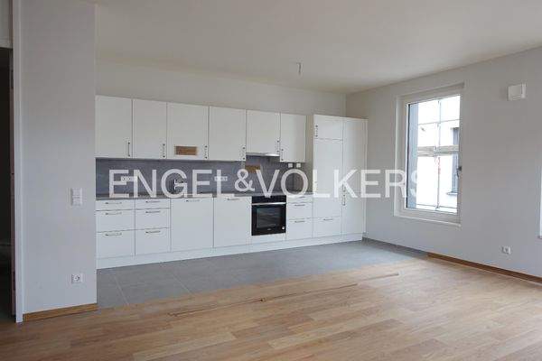 Offene Wohnküche mit Zugang zum Balkon