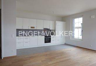 Offene Wohnküche mit Zugang zum Balkon