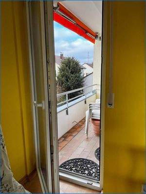 Ausblick Wohnzimmer auf kleinen Balkon