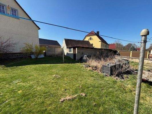 Gartenansicht auf Garage