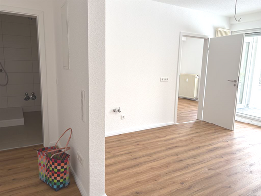 Wohnzimmer mit Anschlüssen für Küchenzeile