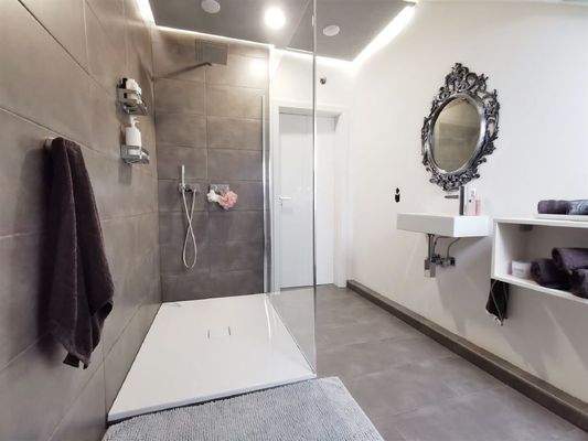 Badezimmer mit Dusche