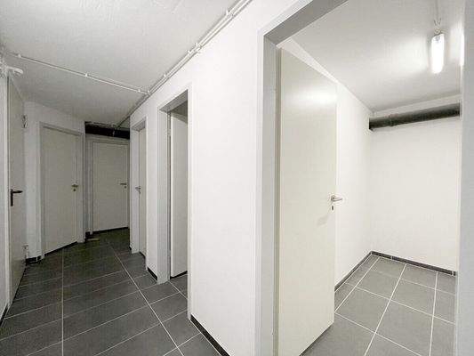 Großer eigener Kellerraum mit Strom und Licht