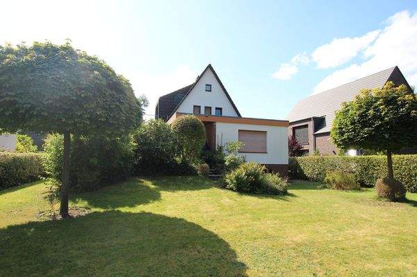 Höher gelegenes Baufenster mit Altbestand