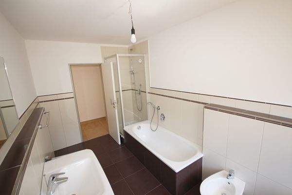 Bad mit Fenster, Dusche, Wanne & Bidet – alles, was Sie brauchen