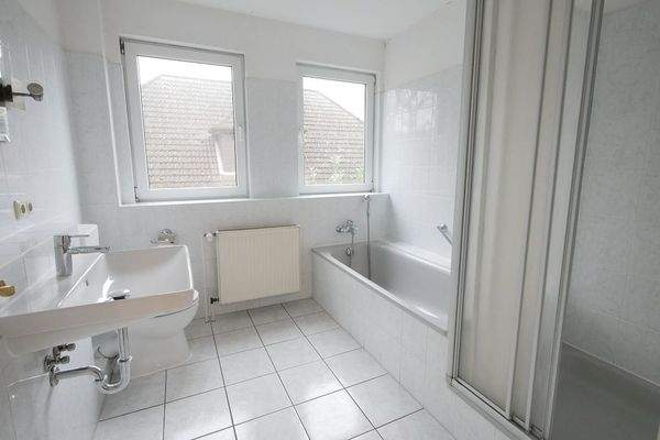 Vollbad mit Wanne u. Dusche.JPG