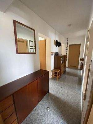 Flur mit Bodenleuchten