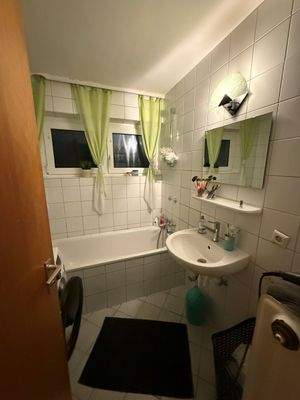 Helles Badezimmer mit Wanne