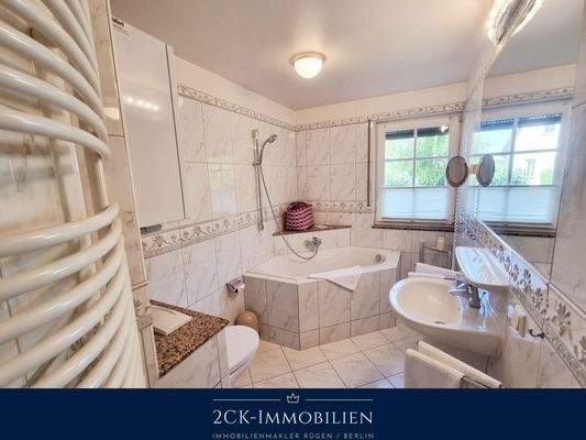 Badezimmer mit Badewanne