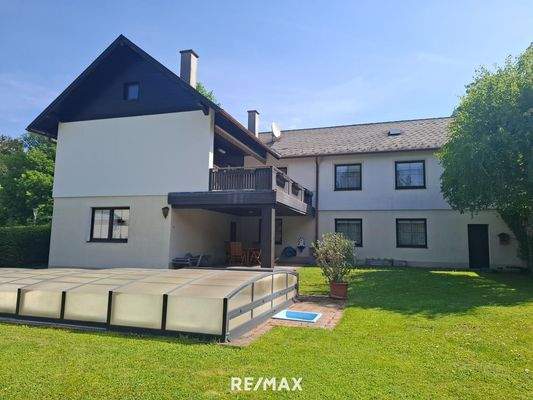 Rückansicht mit Pool und 2 Terrassen