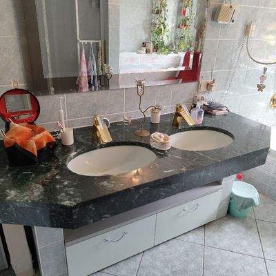 Badezimmer mit Doppelwaschbecken