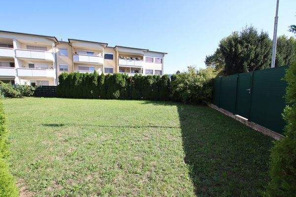 Traumhafte, neuwertige 3 Zi Gartenwohnung mit 400m² Eigengarten in Waidmannsdorf mit Tiefgarage