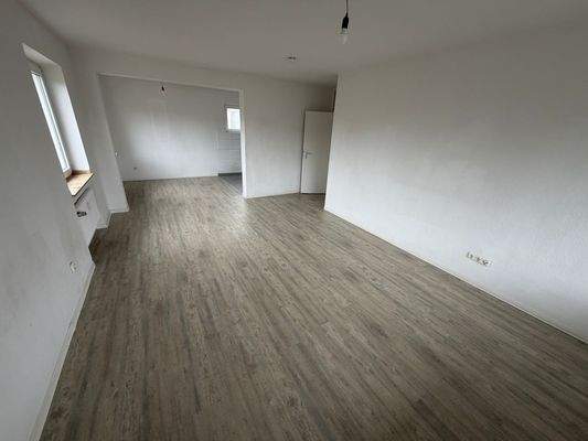 Leerer Wohnraum mit Parkett
