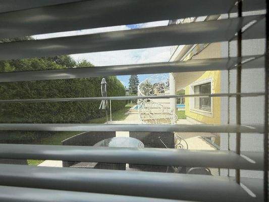 Blick in den Garten vom Wellnessbereich