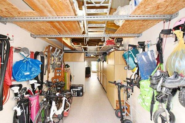 H.-Haus, Garage mit Durchgang