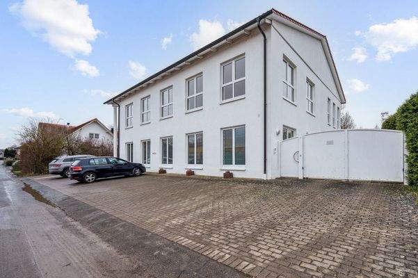 Gewerbeeinheit mit 8 Parkplätzen