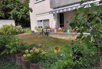 Blick vom Garten zur Terrasse