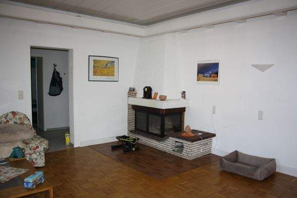 Wohnzimmer mit offenem Kamin