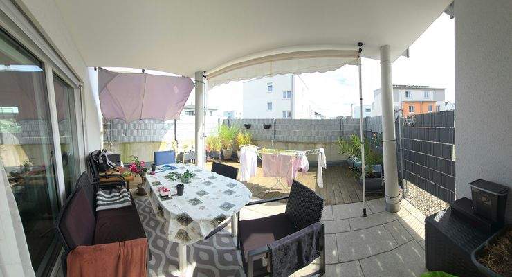 Schöner und großzügiger Terrassenbereich mit Sicht- und Windschutz