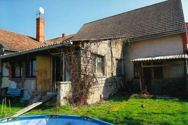 Garten mit Wirtschaftsgebäude von hinten