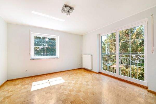 Kinderzimmer mit Blick ins Grüne