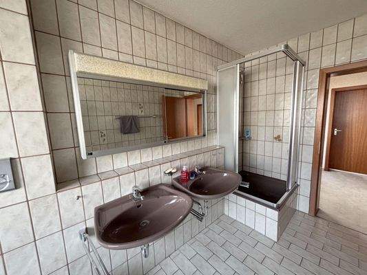 Tageslichtbad mit Dusche ...