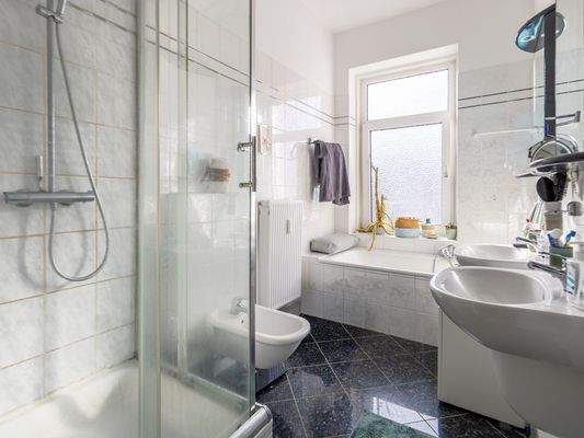 Vollbad mit Dusche im 1. Obergeschoss