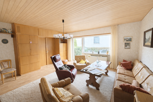 Wohnzimmer mit Blick zum Eszzimmer und Terrasse