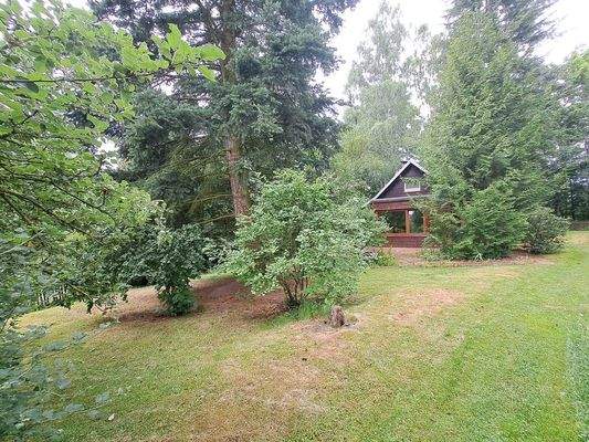 Blick auf das Grundstück von den Stellplätzen