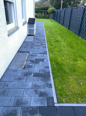 Seitlicher Gartenweg