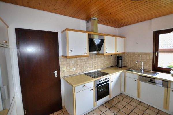 Geräumige Küche mit Fenster