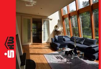 lichtdurchflutetes Wohnzimmer