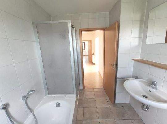 Bad mit Badewanne, Dusche und Fenster Bild 4