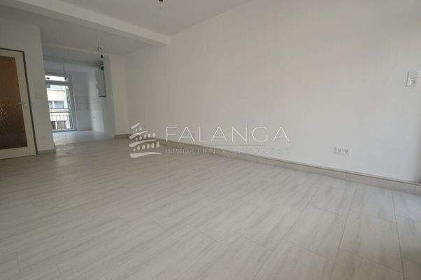 Wohn- und Esszimemr mit Blick in Küche