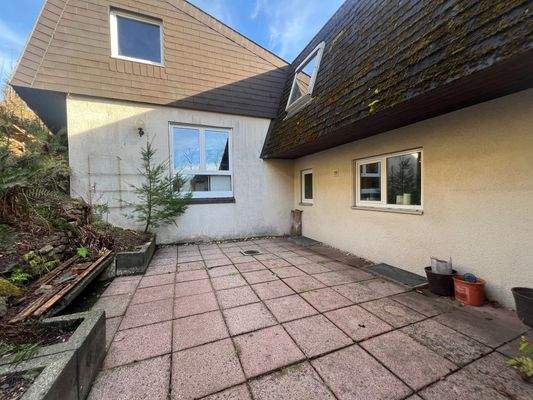 Terrasse hinter dem Haus im EG