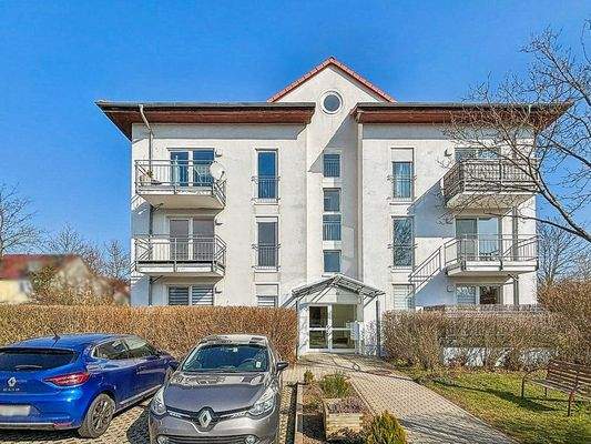 Parkplatzflächen vor dem Haus