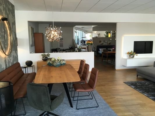 Ausstellungsfläche und offener Bürobereich 