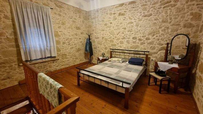 Kreta, Agios Myronas: Einfamilienhaus aus Stein zu verkaufen